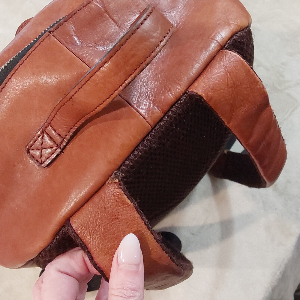 Bugatti Mens leather backpack. - Picture 7 of 16
